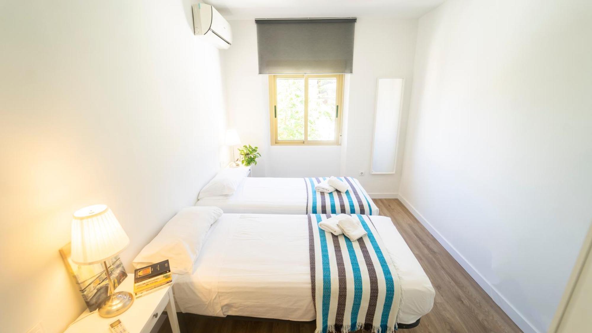 Apartamentos céntricos, parking, wifi y A/C Granada Exterior foto