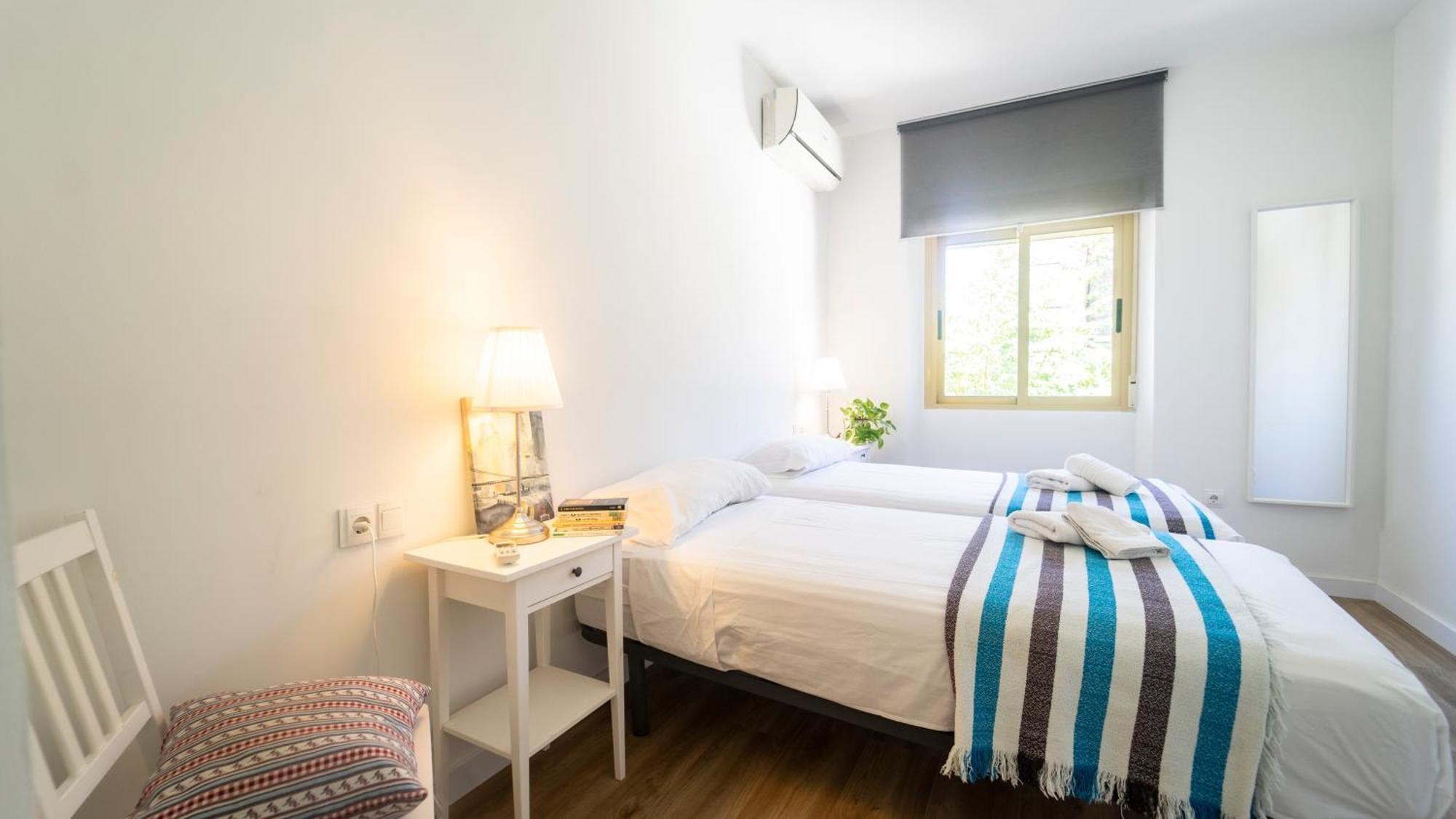 Apartamentos céntricos, parking, wifi y A/C Granada Exterior foto