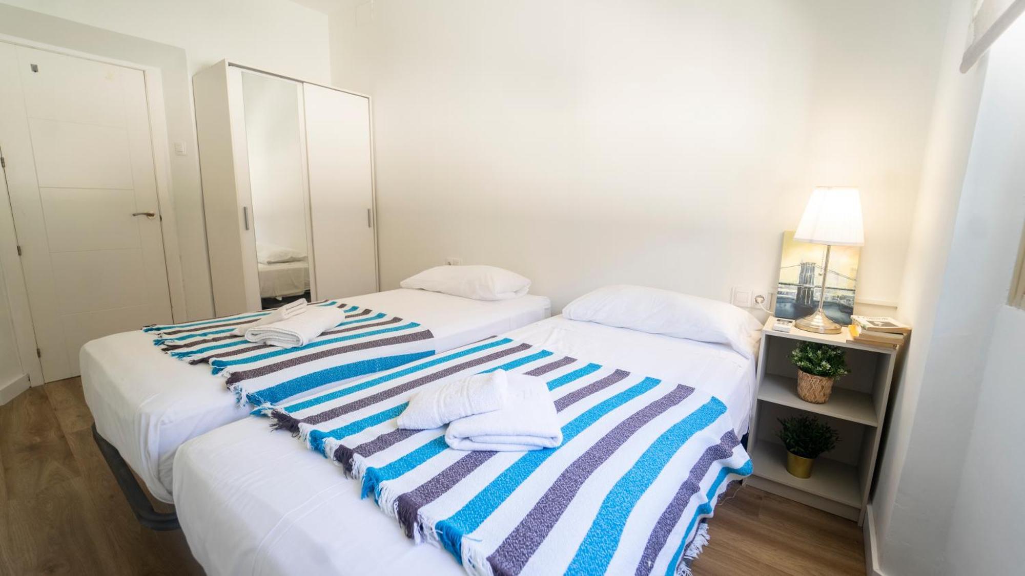 Apartamentos céntricos, parking, wifi y A/C Granada Exterior foto